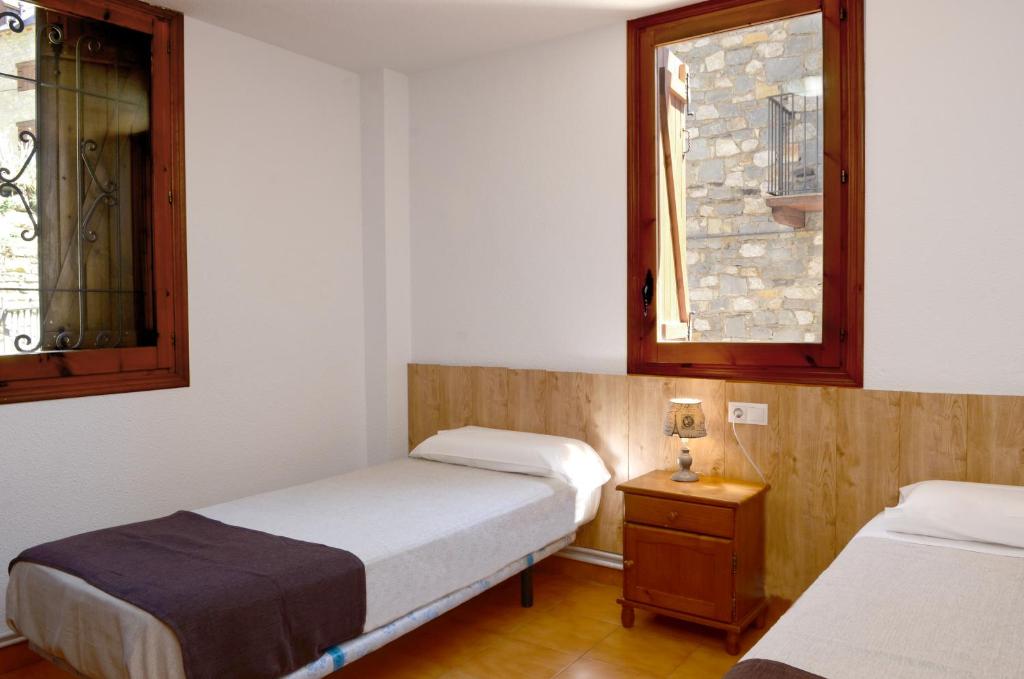 陶尔La Coma的带两张床和两个窗户的房间