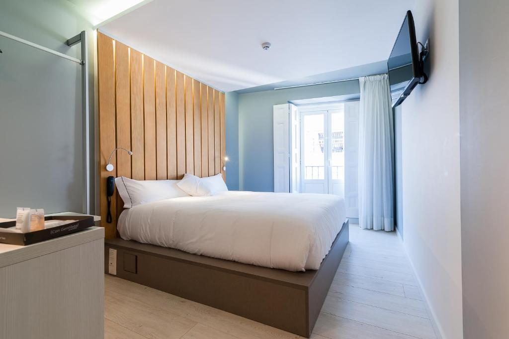 马德里B&B HOTEL Madrid Centro Fuencarral 52的卧室设有一张白色大床和一扇窗户。