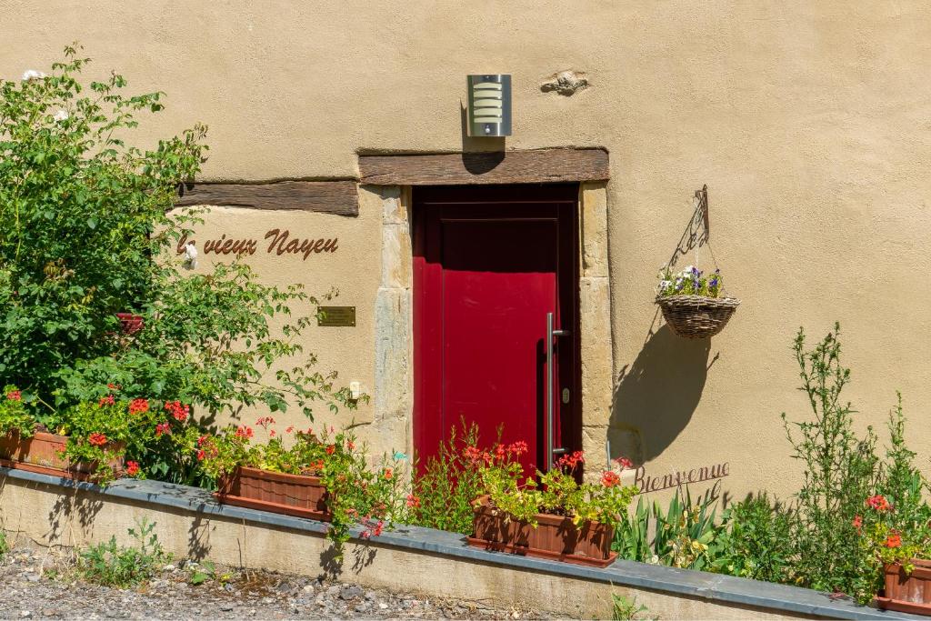 RavilleLE VIEUX NAYEU的楼里红门和一些植物和花