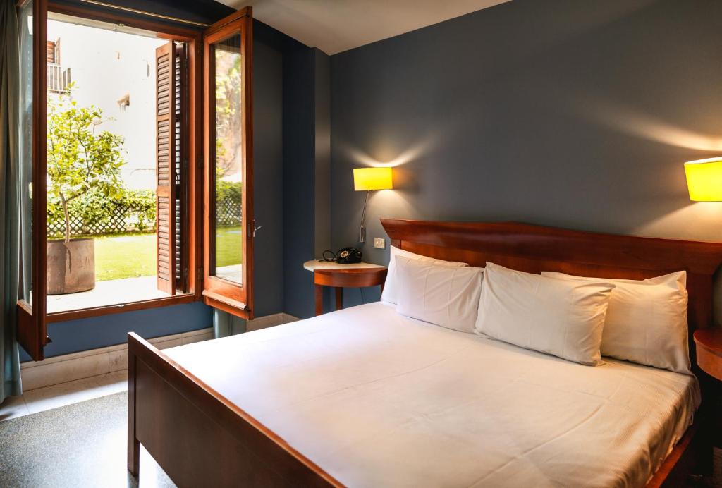 格拉诺列尔斯Fonda Hotel 1771的一间卧室设有一张床和一个窗口