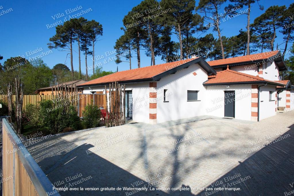 阿雷斯Gite Villa Elisaia location de meublés de tourisme chez l'habitant的白色房子,有红色屋顶