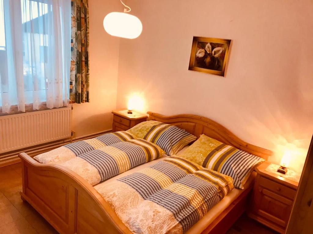 BrauneggBraunegger-Hof Waldviertel的一间卧室配有一张带两个枕头的木床