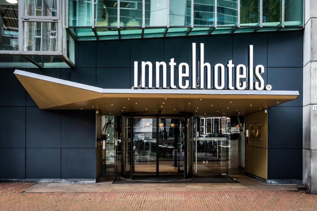 阿姆斯特丹阿姆斯特丹市中心因特尔酒店的建筑物前面的商店,上面有标志