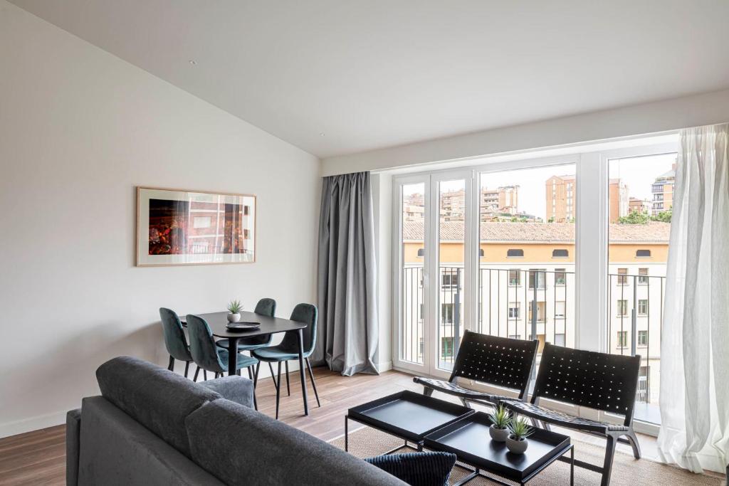 洛格罗尼奥Invino Apartments的客厅配有沙发和桌子