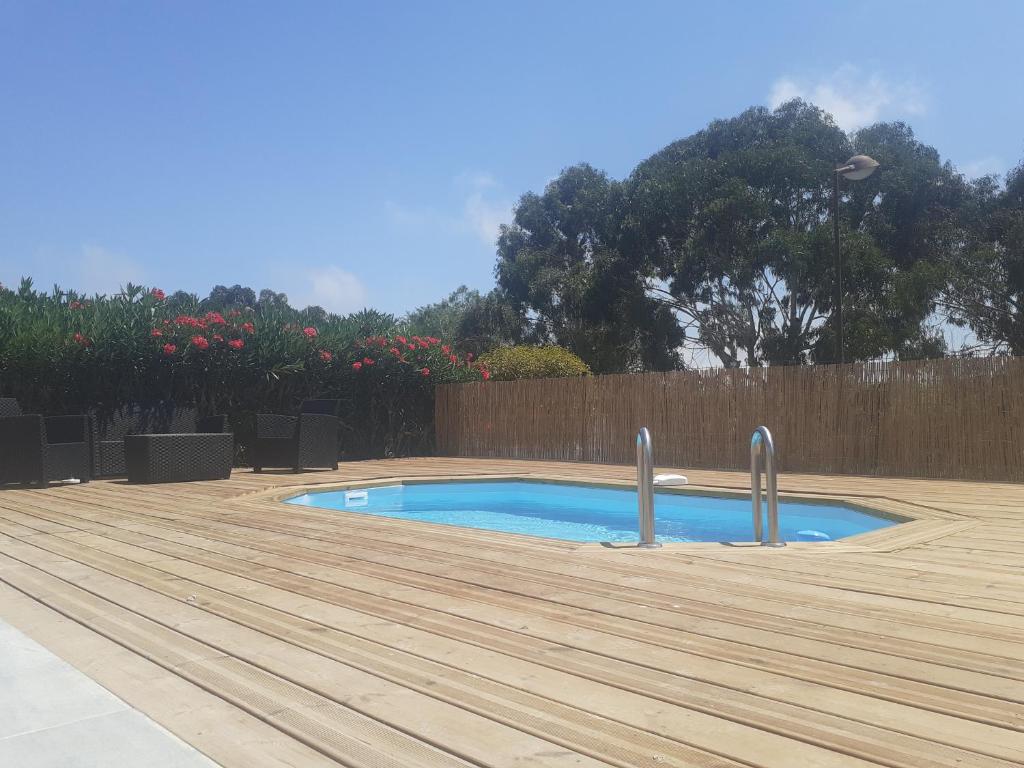 托尔雷莱Villa san salvador Torreilles plage的一个带木甲板的小游泳池