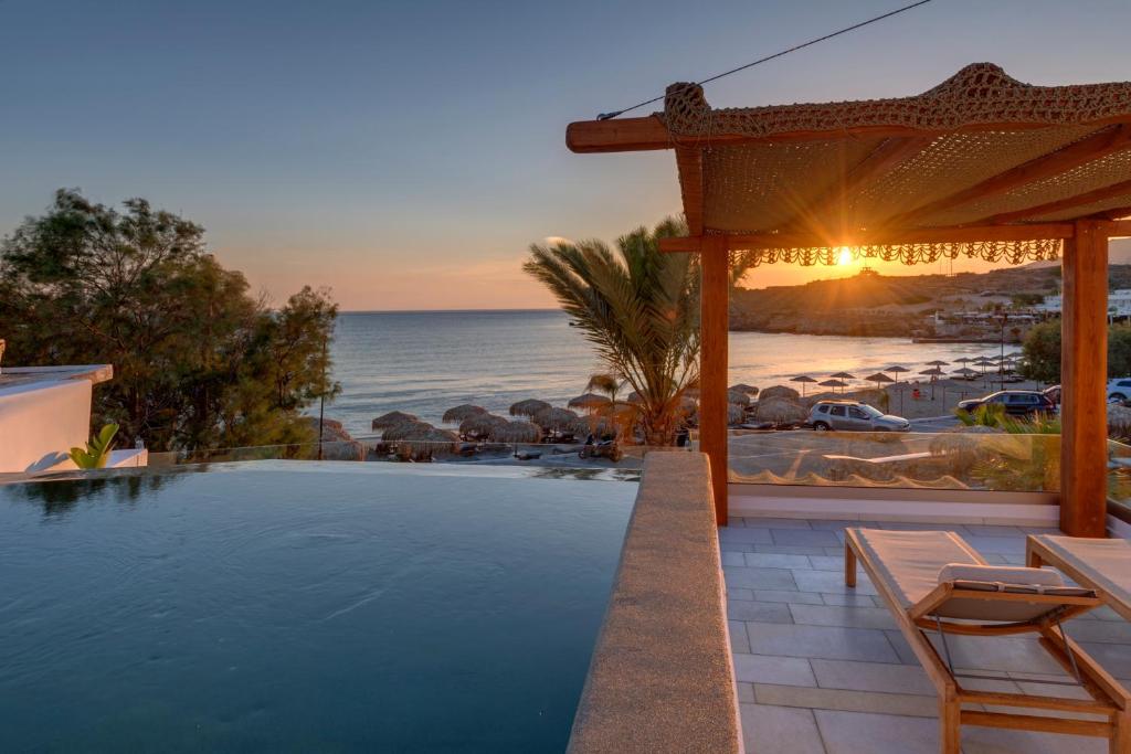波西多尼亚Calma Boutique Hotel的享有海滩景致的度假游泳池