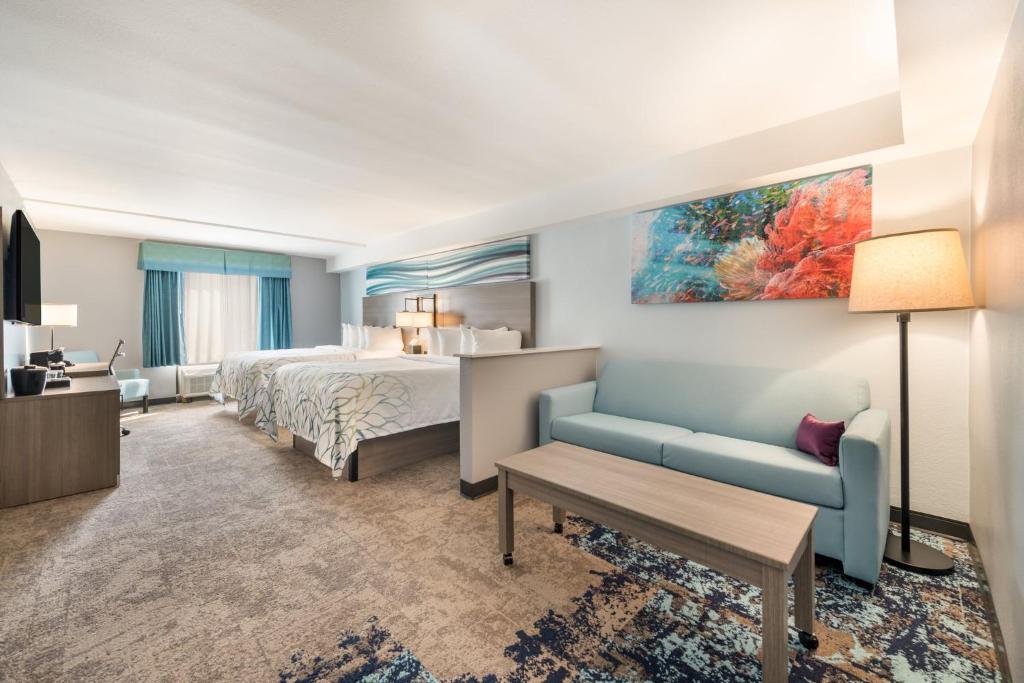 Costa Azul Suites Virginia Beach by Red Collection客房内的一张或多张床位