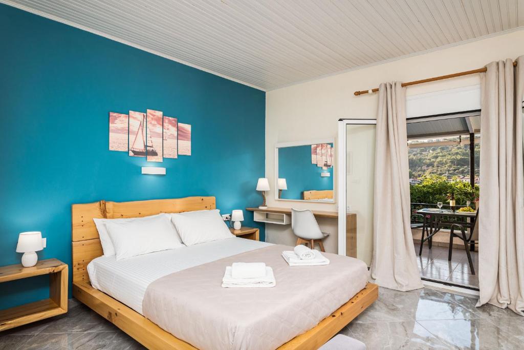萨摩斯Sea Salt Apartments的一间卧室配有一张蓝色墙壁的床