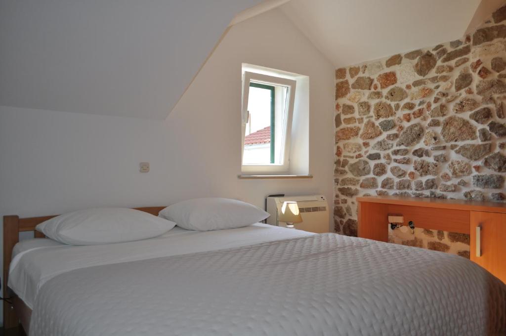 波尔Dalmatian Villa Denis的卧室配有白色的床和窗户。
