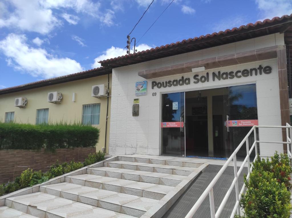 皮拉尼亚斯Pousada Sol Nascente的带有读普韦布洛萨兰语标志的建筑