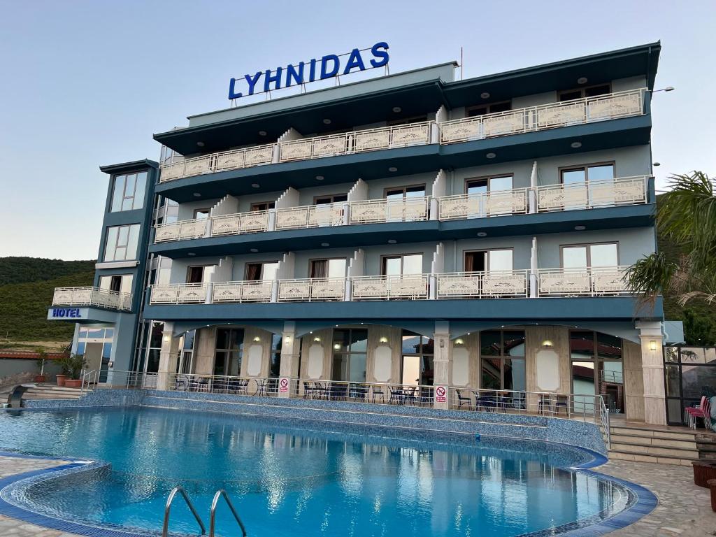 波格拉德茨莱尼达斯酒店的前面有一个游泳池的酒店
