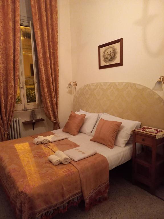 加拉蒂纳Palazzo Baffa的一间卧室配有一张床,上面有两条毛巾
