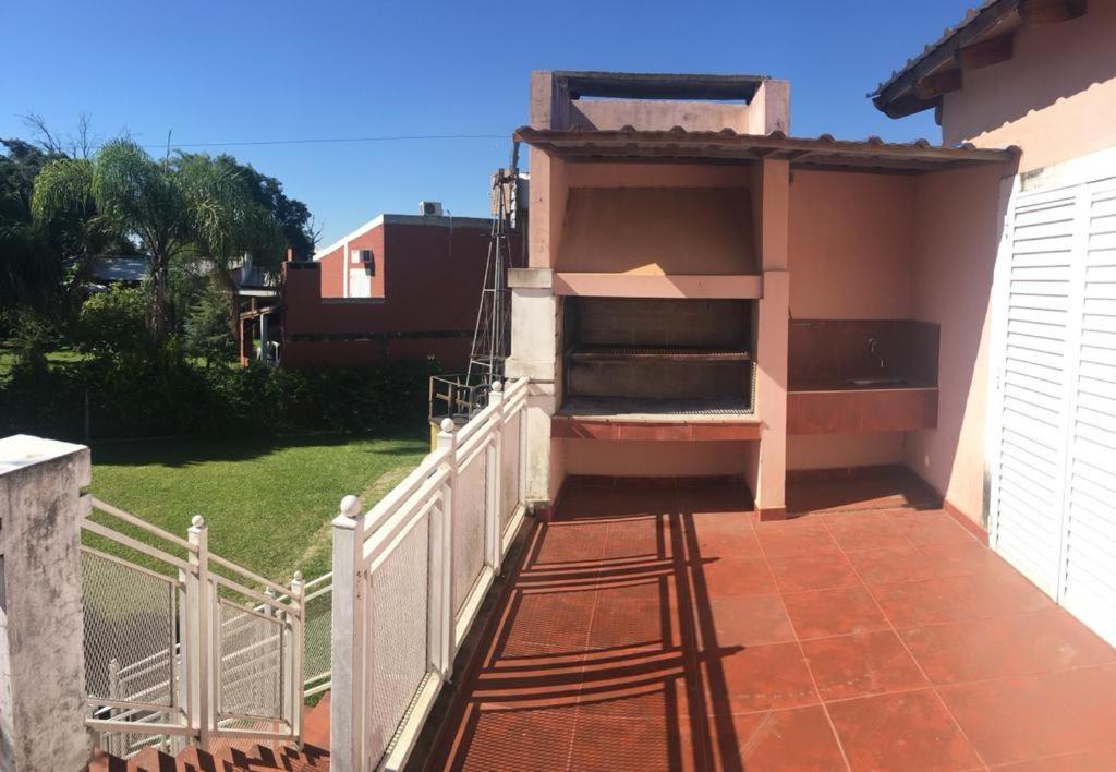 帕特拉德拉帕特拉Complejo Familiar EL VIEJO MOLINO的阳台,带白色围栏