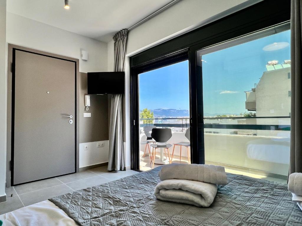 雅典M & M boutique apartments的一间卧室设有一张床和一个大型玻璃窗