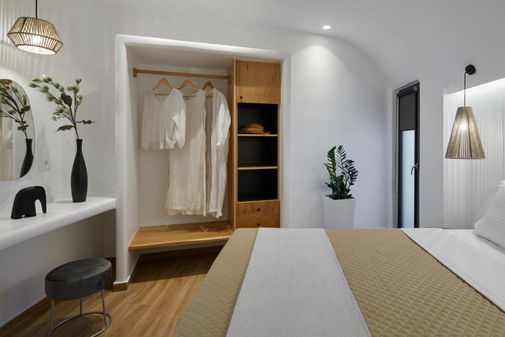 费拉Grand-Mere Calliope的一间白色卧室,配有一张床和一个衣柜