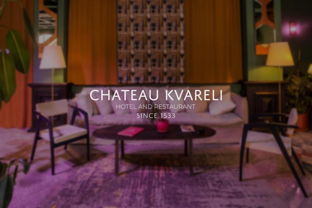 克瓦雷利克瓦雷利庄园酒店的客厅配有沙发和两把椅子