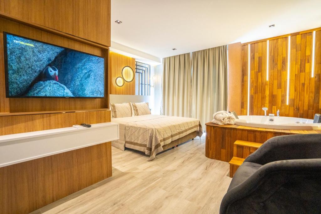 安塔利亚Antalya City Hotel & Spa的酒店客房设有床、浴缸和电视。