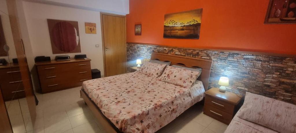 圣泰雷萨迪里瓦Appartamento in Complesso Sonia的一间卧室设有一张床和砖墙