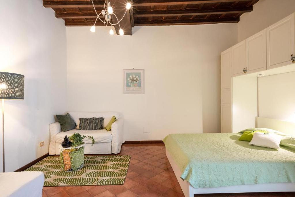 罗马Navona Square House的白色的客房配有床和沙发