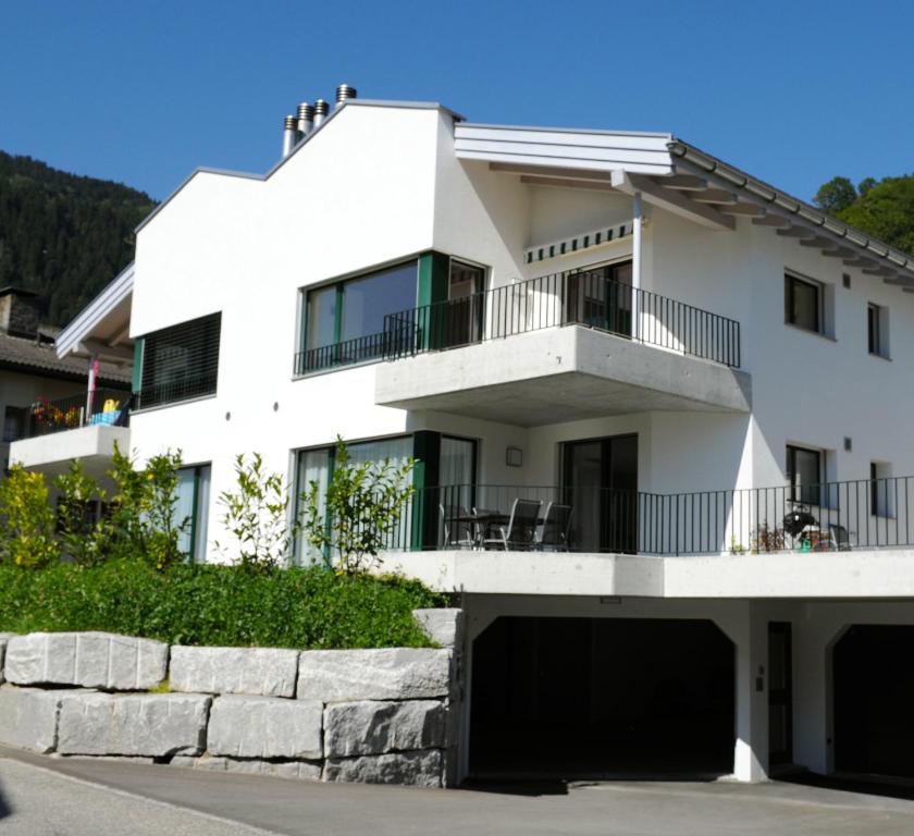 SagognWohnen wie Zuhause的带阳台和车道的白色房屋