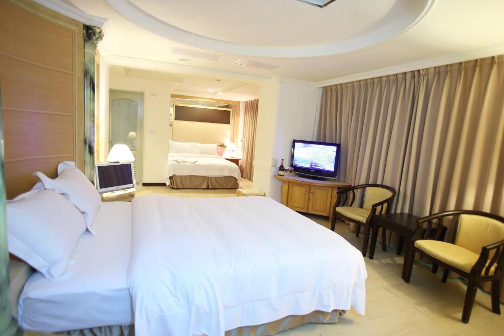 斗六市享平方文旅的酒店客房设有一张大床和一台电视。
