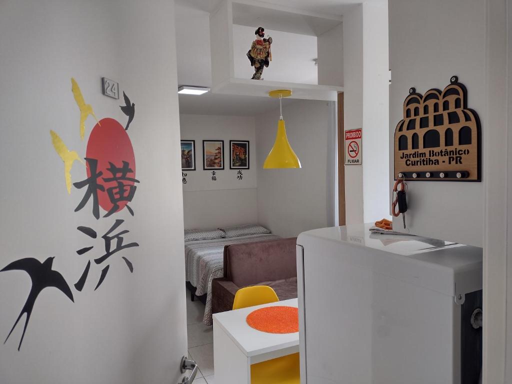 库里提巴Studio Yokohama的小房间设有带沙发的客厅