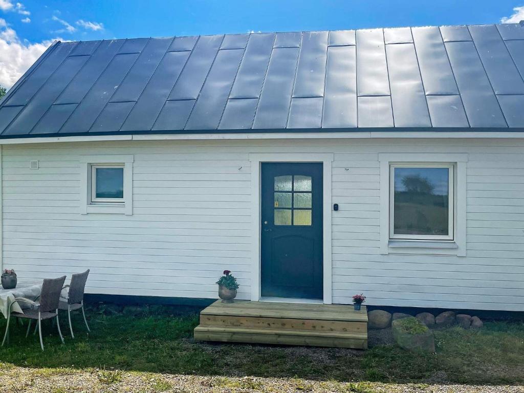法尔雪平4 person holiday home in FALK PING的屋顶上设有太阳能电池板的房子