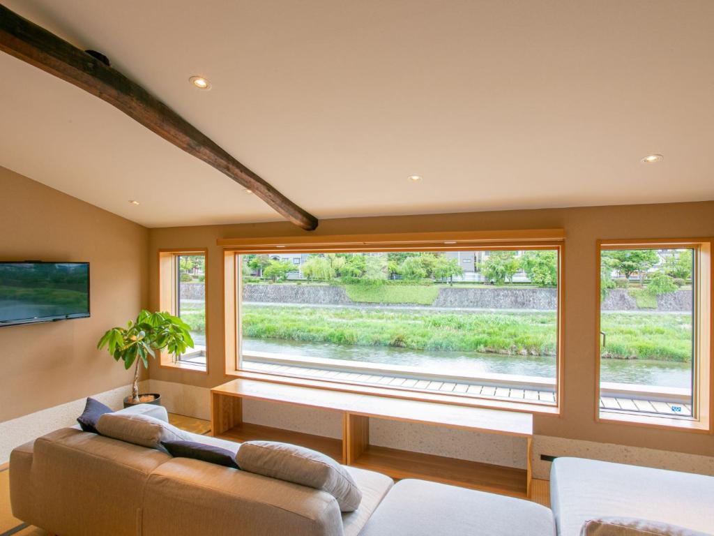京都京都白鹭度假屋的带沙发和大窗户的客厅