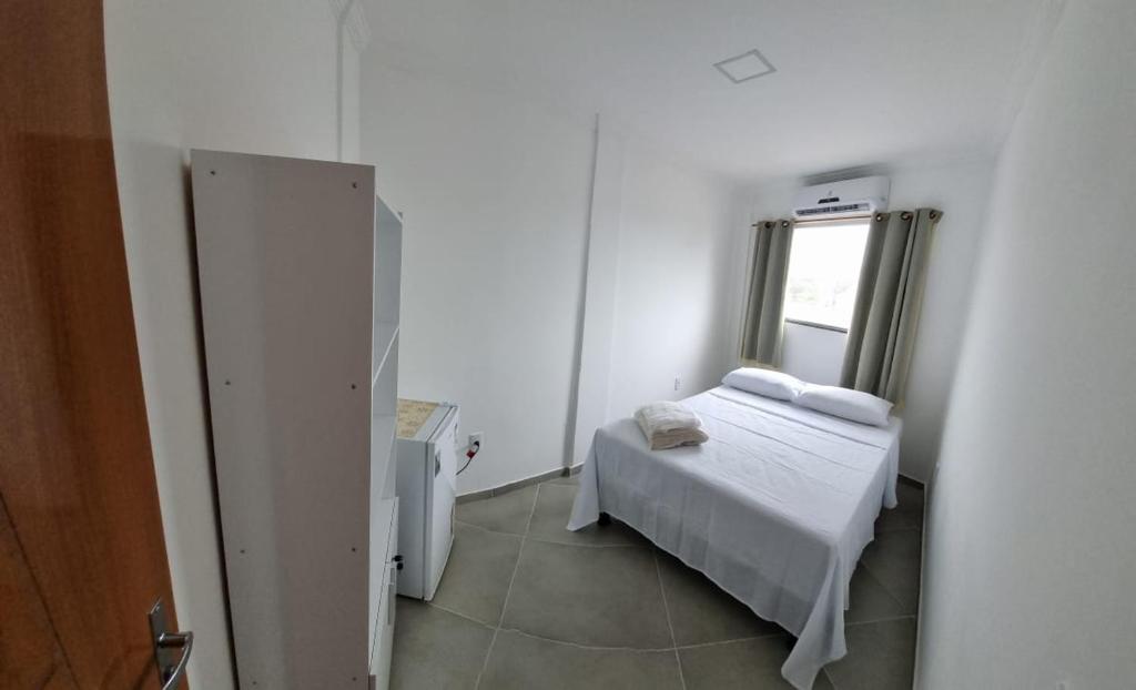 库穆鲁沙蒂巴Kitnet Super的一间小卧室,配有床和窗户