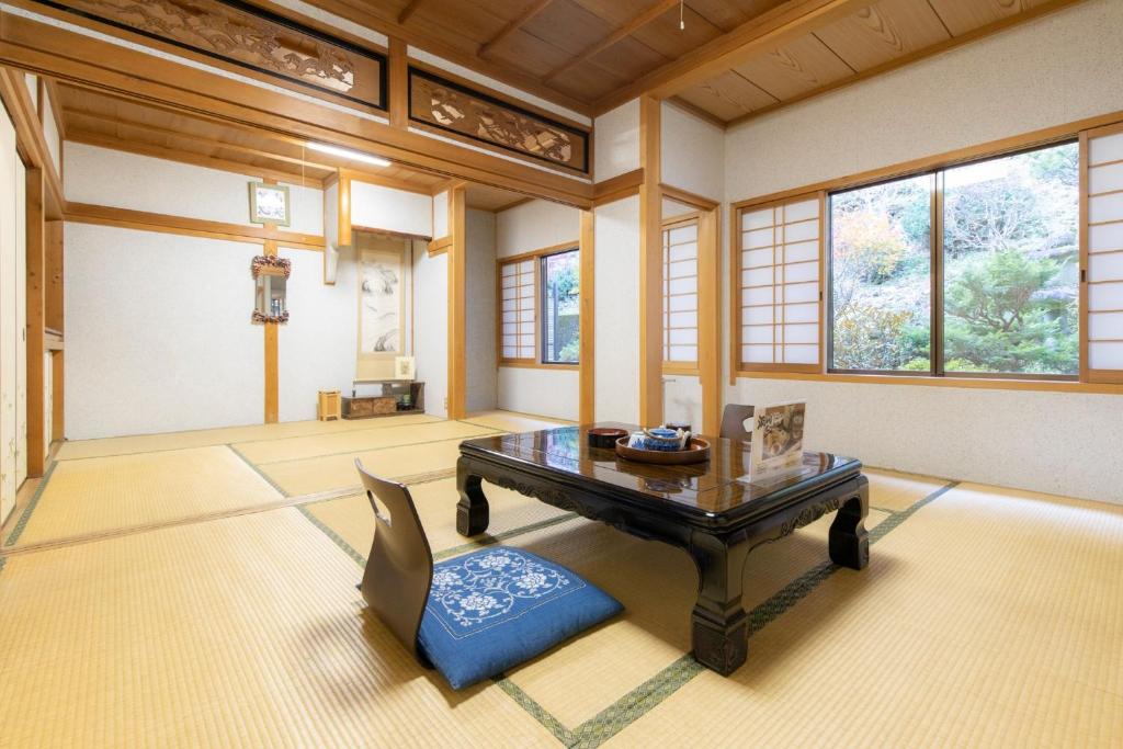 天川村Ichimaru Ryokan - Vacation STAY 59281v的客厅配有桌子和椅子