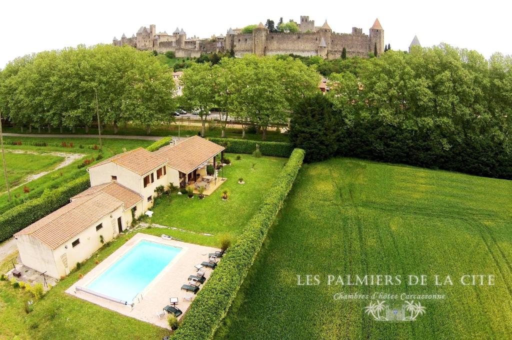 卡尔卡松帕米耶德斯特城堡酒店的享有带游泳池的房屋的空中景致