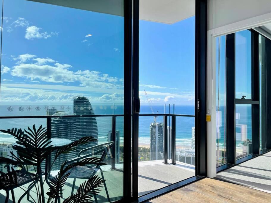 黄金海岸Luxury Oceanview 2beds serviced apt 47F的阳台享有大楼的海景。