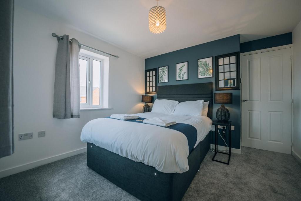 雷德卡Mersey House By Horizon Stays的一间卧室配有一张带蓝色墙壁的大床