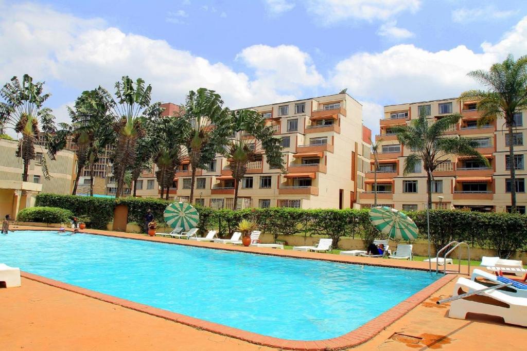 内罗毕Norfolk Towers Serviced Apartment -Nairobi, City Centre CBD的大楼前的大型游泳池