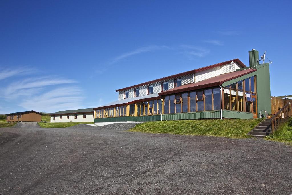 ÞóroddsstaðurHotel Raudaskrida的土路一侧的建筑物