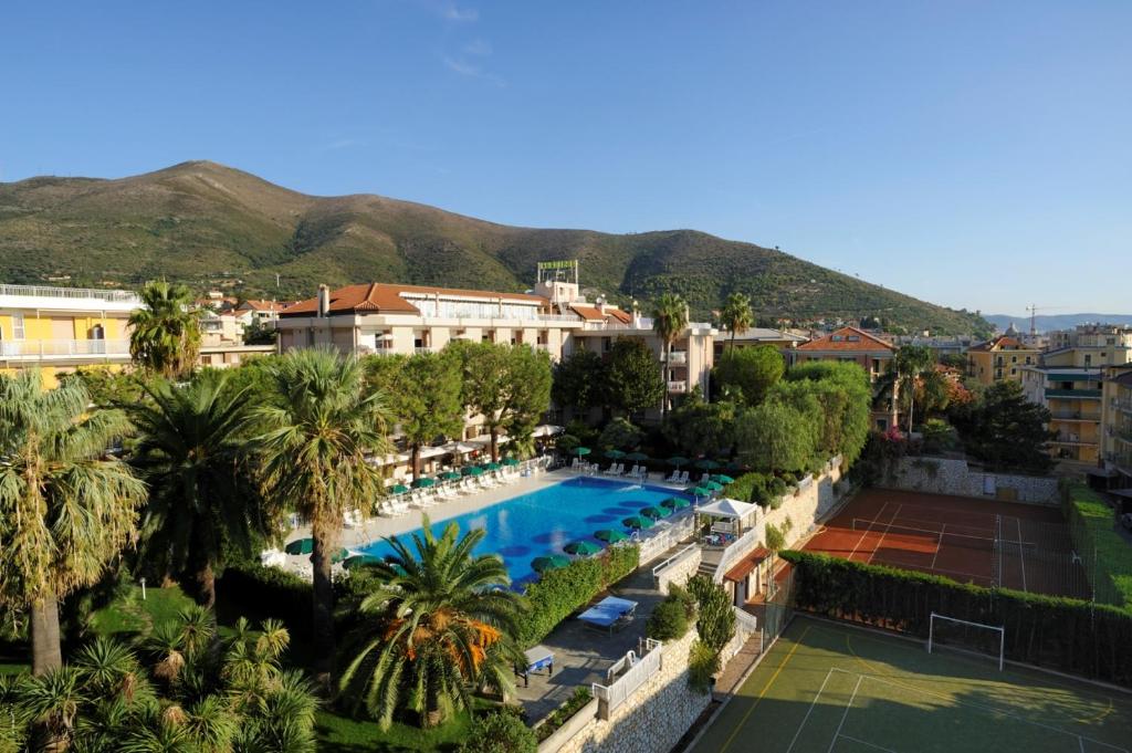 切里亚莱奥丽薇桃住宅酒店的享有度假村的空中景致,设有网球场