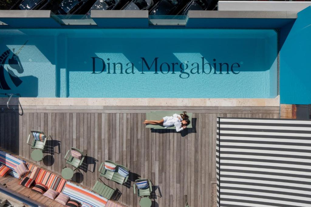 圣丹尼斯DINA MORGABINE SAINT DENIS的躺在游轮上游泳池中的女人