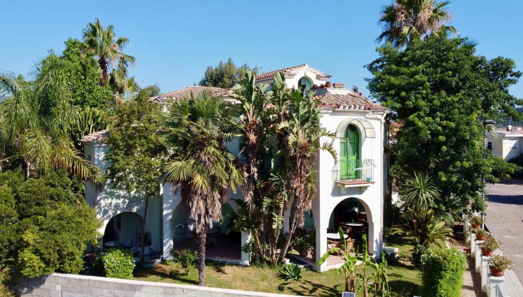 巴里萨尔多Castelletto Verde的一座棕榈树掩映的白色房子