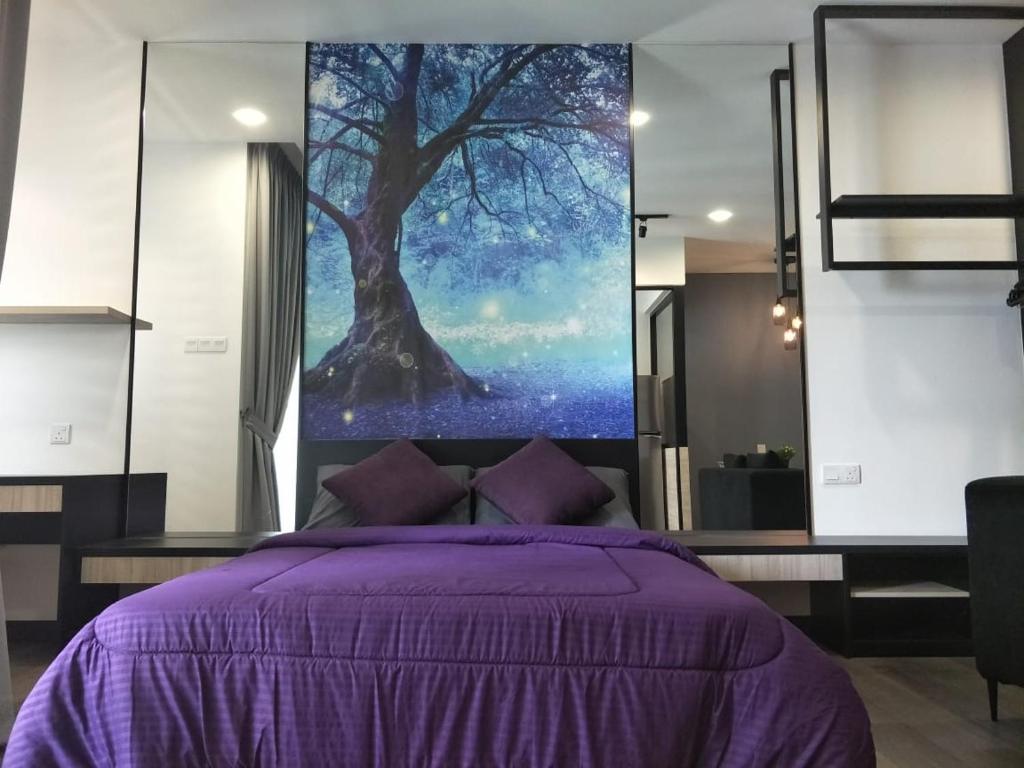 加影AMNI Homestay Vista Bangi Muslim Preferred (Pool View)的一间卧室配有一张紫色床和一个大树壁画