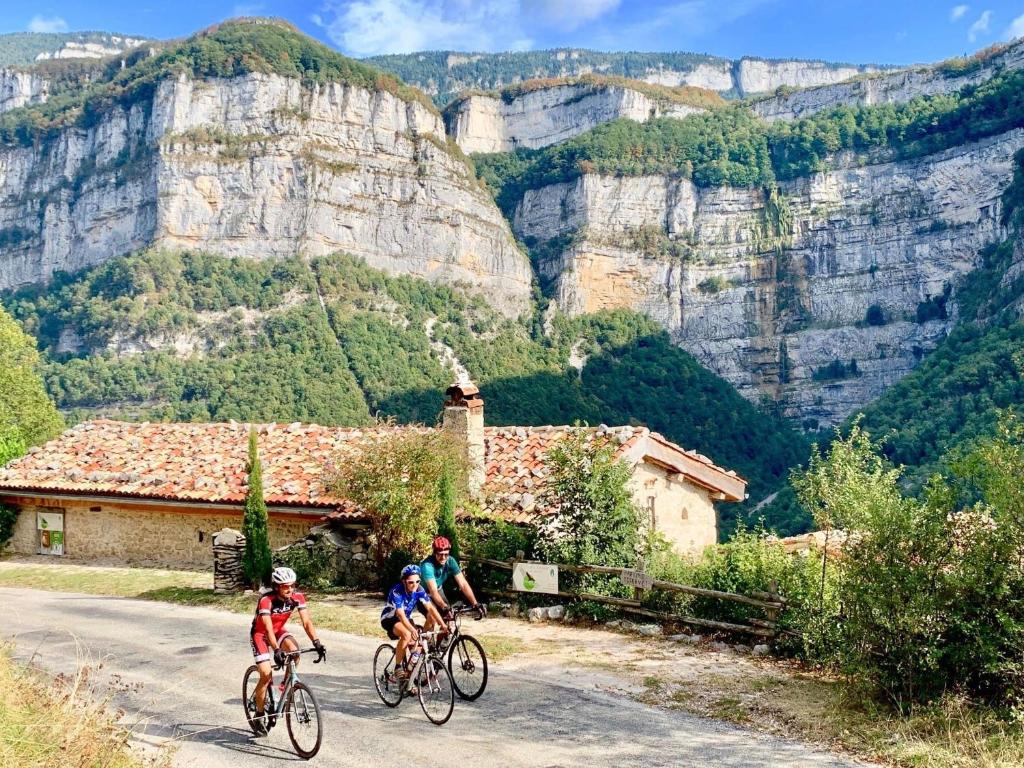 ChorancheL'Echappée en Vercors的三位骑着自行车的人骑在一条山路的后面