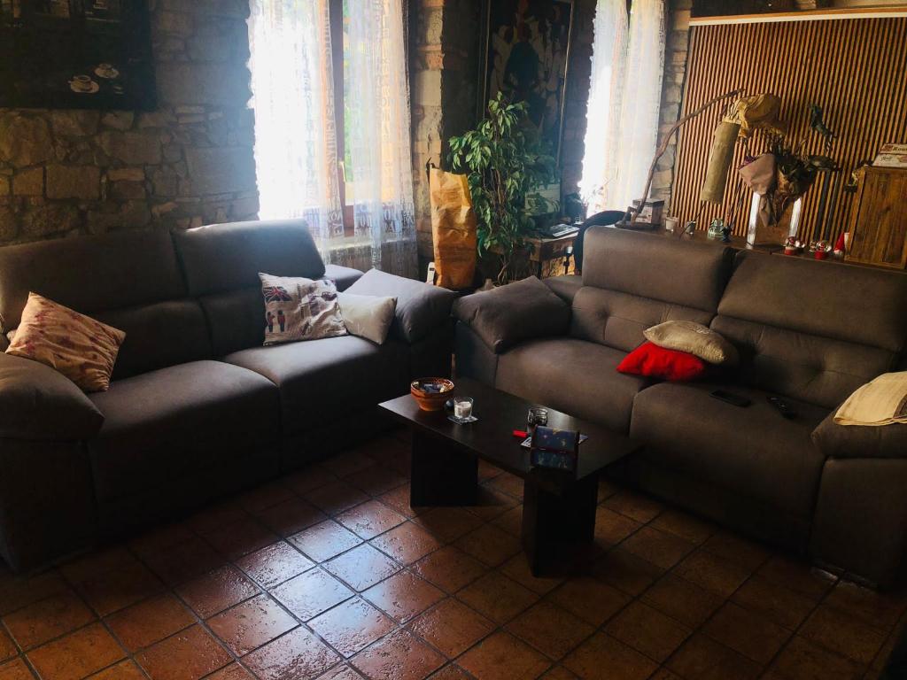 曼雷沙Habitació polivalent al centre de Manresa的客厅配有两张沙发和一张桌子