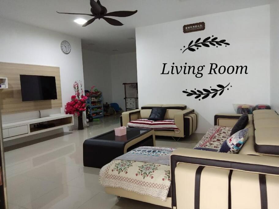 米里Sakura Homestay 4 bedrooms 14pax- Eaton Hills Padang Kerbau Miri的带沙发和平面电视的客厅