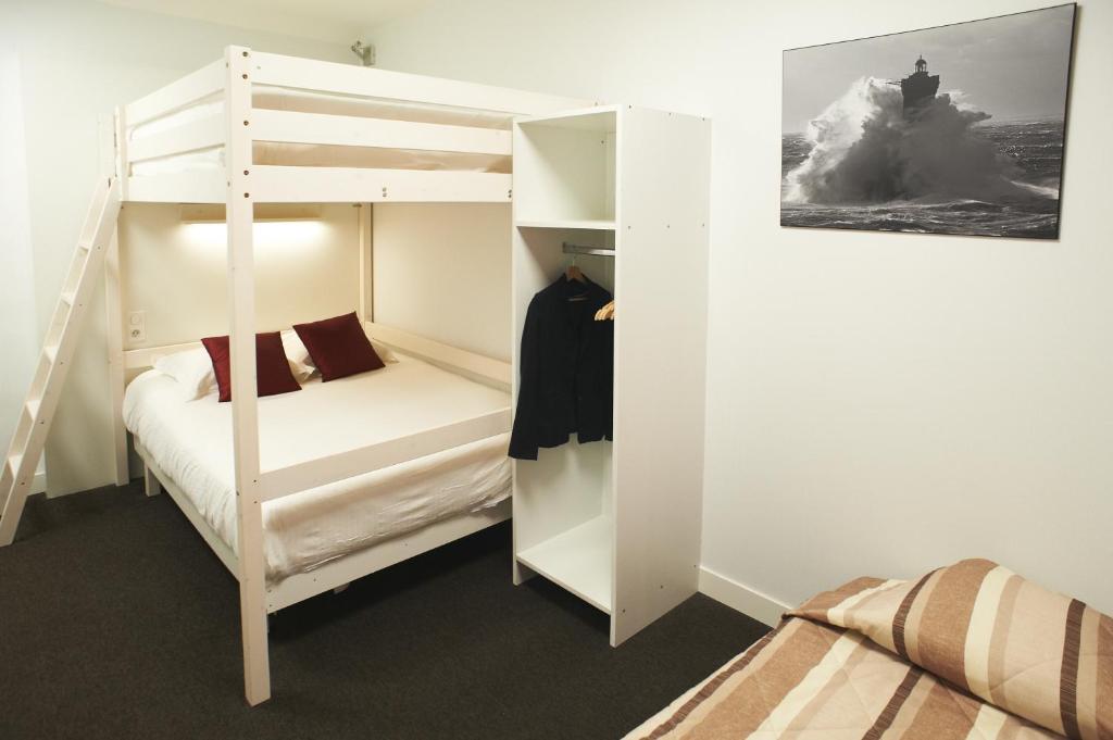 南特夏多布里昂洛吉酒店的一间小卧室,配有双层床和双层床