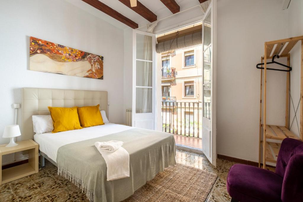 巴塞罗那CENTRIC APARTMENT GAUDI的一间卧室配有一张带黄色枕头的床和一扇窗户