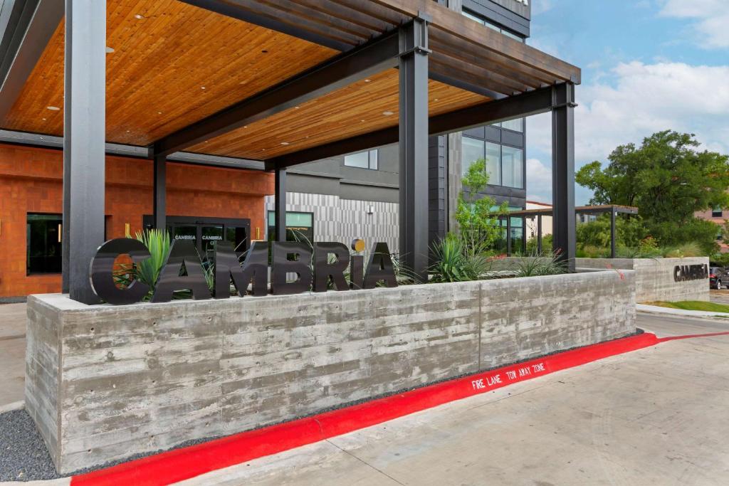 奥斯汀Cambria Hotel Austin Airport的建筑的侧面有标志