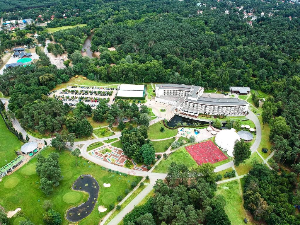 约瑟夫乌Holiday Inn Resort Warsaw Józefów, an IHG Hotel的享有公园空中景色,设有一座建筑