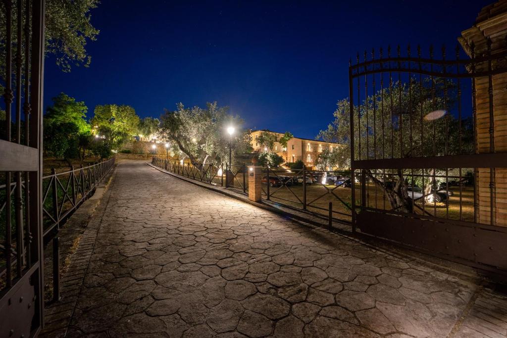 罗萨诺特露塔奇名娜塔格雷克酒店的一条空的街道,晚上有栅栏