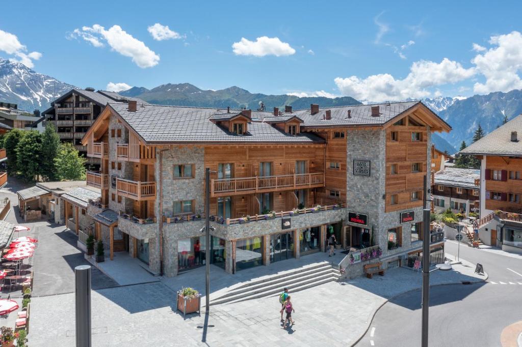 韦尔比耶Hôtel de Verbier SUP的享有建筑的空中景观,以群山为背景