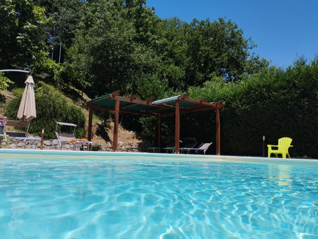 伦德Agriturismo La Turritella的一个带凉亭的游泳池和一个游泳池