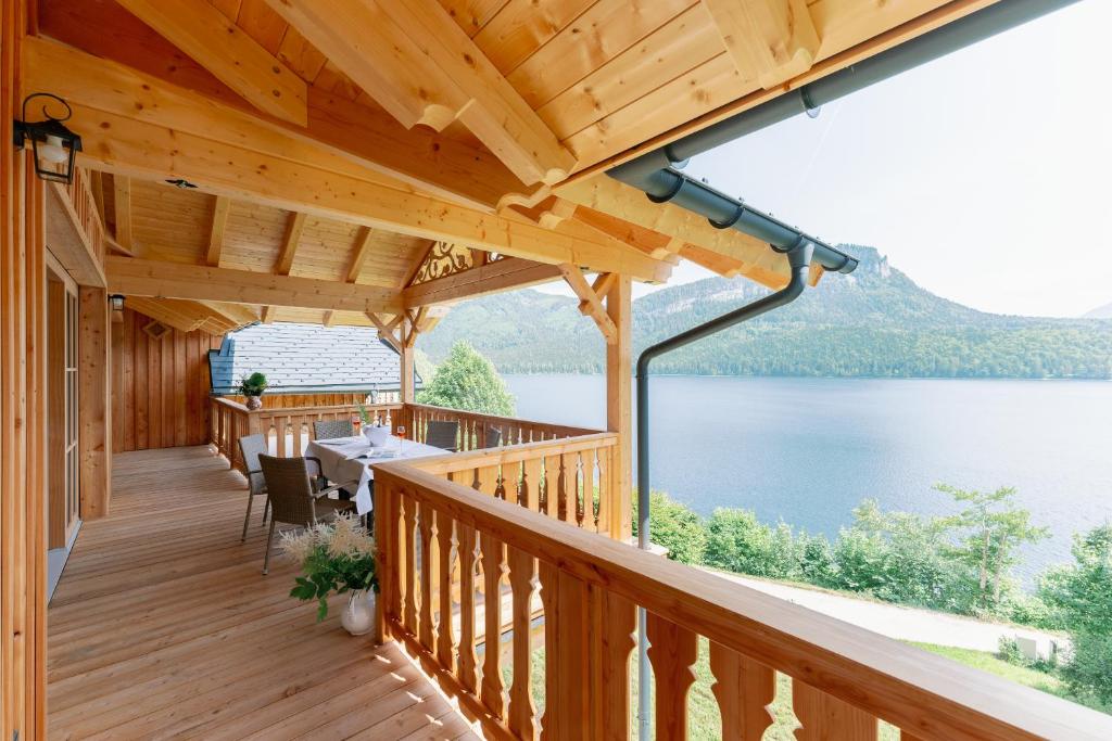 阿尔陶塞Villa Frischmuth am See的湖景木制甲板